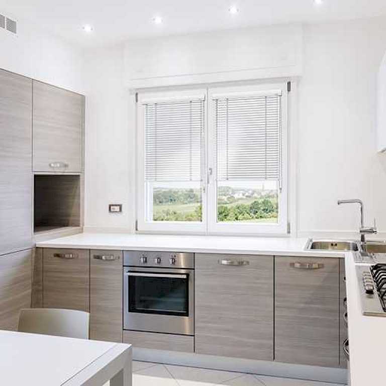 Glasleisten-Jalousie